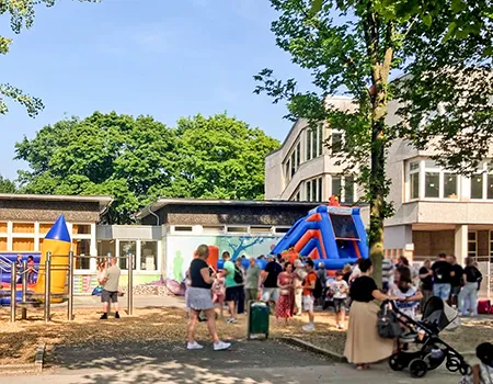 Schulhofansicht beim Schulfest